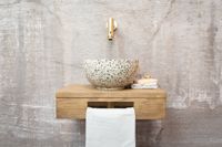 Saniclear Seba fonteinset met bruin eiken plank, zwart-witte terrazzo waskom en gouden kraan voor in het toilet - thumbnail