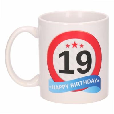 19 jaar Verjaardag koffiemok - cadeau beker - stopbord print - 300 ml - keramiek - wit 19 jaar Verjaardag koffiemok - cadeau beker - stopbord print - 300 ml - keramiek - wit