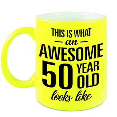 This is what an awesome 50 year old looks like - koffiemok - fluor geel - Beker - verjaardag cadeau This is what an awesome 50 year old looks like - koffiemok - fluor geel - Beker - verjaardag cadeau