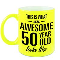 This is what an awesome 50 year old looks like - koffiemok - fluor geel - Beker - verjaardag cadeau