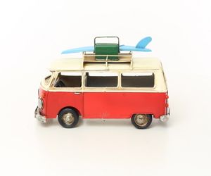 Miniatuurmodel rode bus met surfplank