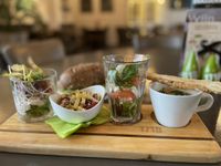 Lunchplank met soepje en gerechtjes om zelf te beleggen bij Brasserie 1718 - thumbnail