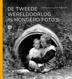 De Tweede Wereldoorlog in honderd foto&apos;s (Hardback)