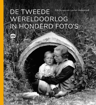 De Tweede Wereldoorlog in honderd foto&apos;s (Hardback)