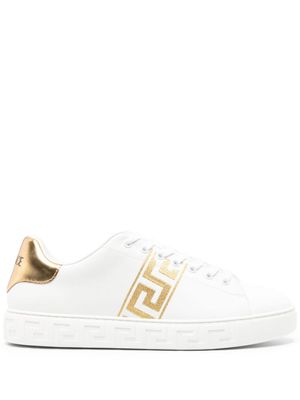 Versace baskets en cuir à broderies Greca - Blanc