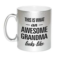 Awesome grandma / oma zilveren cadeau mok / beker 330 ml - thumbnail