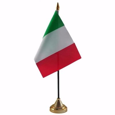 Vlag Italie tafelvlaggetje - 10 x 15 cm - met gouden standaard - Hoogte 27 cm Vlag Italie tafelvlaggetje - 10 x 15 cm - met gouden standaard - Hoogte 27 cm