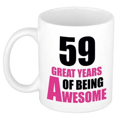 Verjaardag 59 jaar Koffiemok Cadeau - Great years of being awesome - wit/roze - voor dames