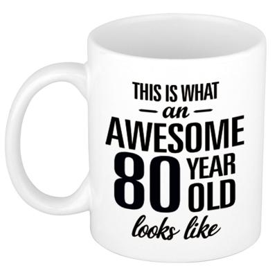 This is what an awesome 80 year old looks like - cadeau koffiemok - 300 ml - verjaardag 80 jaar