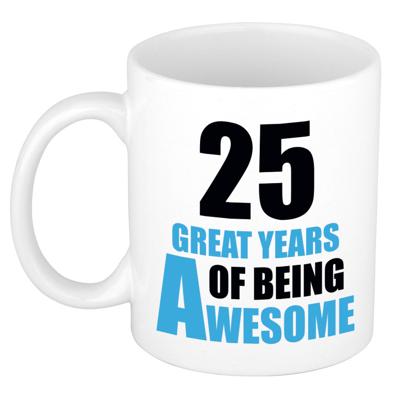 Verjaardag 25 jaar Koffiemok Cadeau - Great years of being awesome - wit/blauw