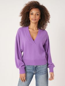 Cashmere trui met diepe geribde V-hals