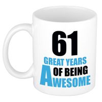 61 great years of being awesome cadeau mok / beker wit en blauw - thumbnail