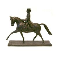 Beeld dressuurpaard met ruiter