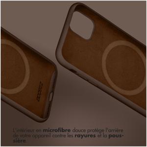 AccezzLiquid Silicone Backcover met MagSafe voor Apple iPhone 15 Telefoonhoesje Bruin
