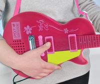 Bontempi elektronische rockgitaar met microfoon 112 cm roze - thumbnail