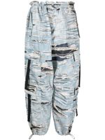 John Richmond pantalon cargo imprimé à effet usé - Bleu