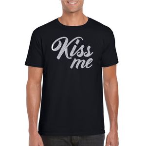 Kiss me zilver tekst t-shirt zwart heren kus me - Glitter en Glamour zilver party kleding shirt