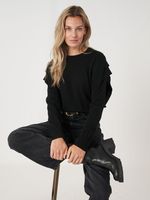 Korte trui met detail aan de schouder