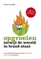 Opgroeien terwijl de wereld in brand staat (Paperback)