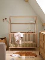Babybed in de vorm van een hut hout