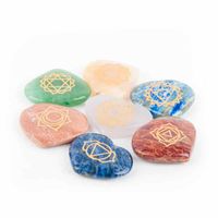 Set van 7 Hartvormige Chakra Halfedelstenen met de Chakrasymbolen in Goudkleur Gegraveerd - thumbnail