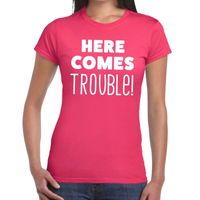 Here comes trouble tekst t-shirt roze dames - thumbnail