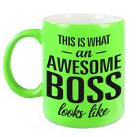 This is what an awesome boss looks like - tekst cadeau koffiemok - De Baas beker - 300 ml - neon gro