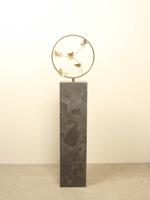 Bronzen sculptuur ring met 5 messing vlinders, Ø 32 cm Bronzen sculptuur ring met 5 messing vlinders, Ø 32 cm