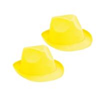 Verkleed trilby hoedje - 2x - geel - polyester - volwassenen - Carnaval feest hoed