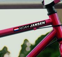 Racefiets met vlag en naam fiets sticker