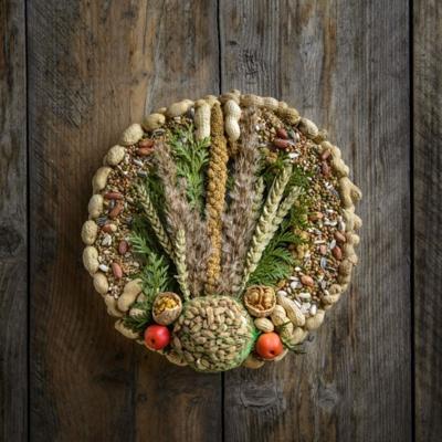 Voederkrans met pindanet en decoratie diameter 28 cm - Gebr de boon