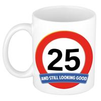 Koffie mok / cadeau beker - 25 jaar - verjaardag - still looking good - wit - stopbord
