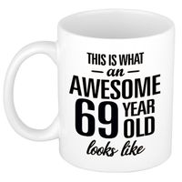 Awesome 69 year cadeau mok / verjaardag beker 300 ml   -