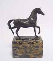 BRONZEN BEELD VAN EEN DRAVEND PAARD