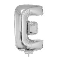 Zilveren opblaas letter ballon E op stokje 41 cm   -