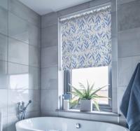 Blauw en wit patroon raambekleding badkamer