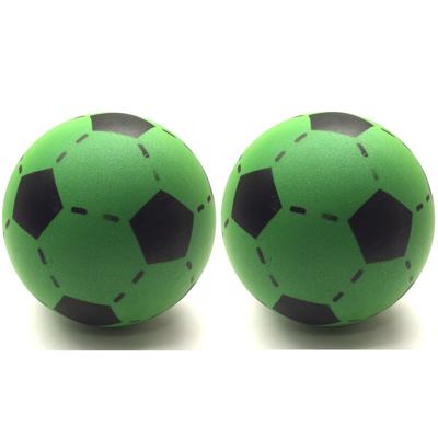 T&F Creations Softbal foam - 2x - voetbal print - groen - zacht - 20 cm - speelgoed ballen