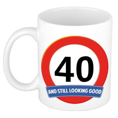 Koffie mok / cadeau beker - 40 jaar - verjaardag - still looking good - wit - stopbord Koffie mok / cadeau beker - 40 jaar - verjaardag - still looking good - wit - stopbord