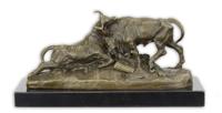 EEN BRONZEN GROEP VAN EEN PAAR VECHTENDE STIEREN EEN BRONZEN GROEP VAN EEN PAAR VECHTENDE STIEREN