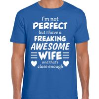 Freaking awesome Wife / vrouw cadeau t-shirt blauw