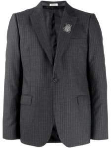 Alexander McQueen blazer à fines rayures et ornement métallique - Gris