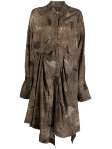 Ziggy Chen robe-chemise à imprimé graphique - Marron