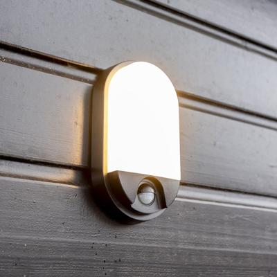 Trend - LED Wandlamp met sensor - 10 Watt 825 Lumen - Bewegingssensor en schemerschakelaar - 3000K warm wit licht - zwart Trend - LED Wandlamp met sensor - 10 Watt 825 Lumen - Bewegingssensor en schemerschakelaar - 3000K warm wit licht - zwart