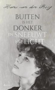 Buiten is het donker en sneeuwt het licht (Paperback)