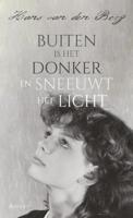 Buiten is het donker en sneeuwt het licht (Paperback)