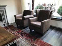 Set van 2 verschillende leren fauteuils met houten poten - bruin leer - Echt leer, Klassiek, ontdek de vele Leersoorten en Kleuren bij ShopX