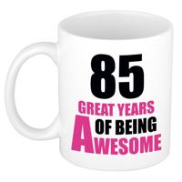 Verjaardag 85 jaar Koffiemok Cadeau - Great years of being awesome - wit/roze - voor dames