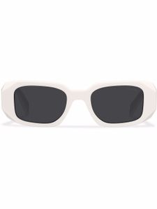 Prada Eyewear lunettes de soleil Symbole à monture rectangulaire - Gris