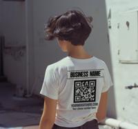 Bedrijfsnaam en qr-code T-shirt