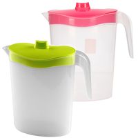 Setje van 2x stuks water/sap/schenk kannen van kunststof in groen en roze 2.5 liter inhoud Setje van 2x stuks water/sap/schenk kannen van kunststof in groen en roze 2.5 liter inhoud